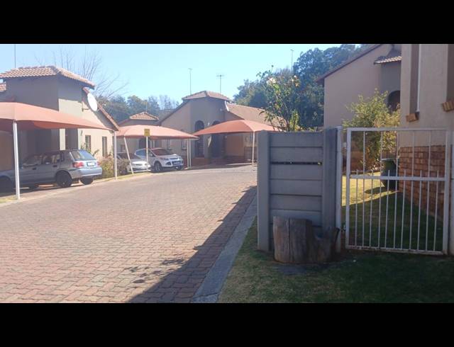 4 BEDROOM TOWNHOUSE FOR SALE IN MONDEOR